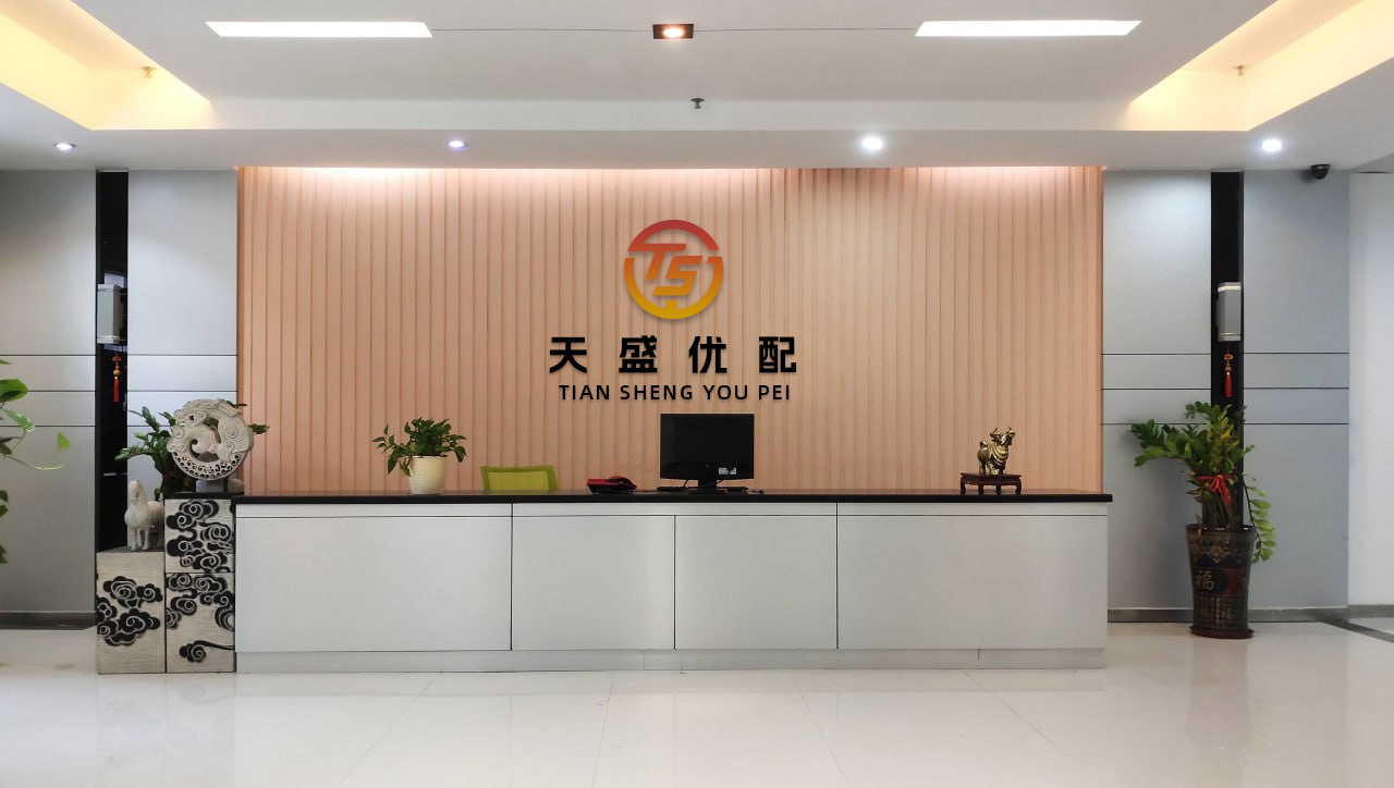 雷达证券 温碧霞真是活成了自己的小公主，60岁出来营业还穿露肩裙，梳着披肩长发，看起来还是那么年轻好看！自信又有活力的温碧霞穿着这条蓝色的抹胸裙，她的直角肩也很优越，裙子的长度在大腿中部，对于60岁的女人来说，大面积露胳膊又露腿的造型，一般人还真不敢驾驭，这穿搭确实需要有一定的实力。这条浅蓝色的...
